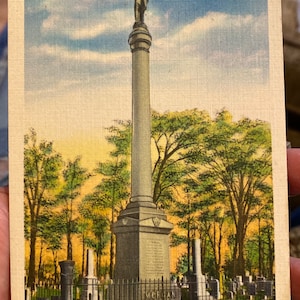 Carte postale antique de beau linge de morgan monument commémoratif à Batavia, New York