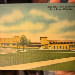 Lindo cartão postal de linho antigo da cidade de meninos do ensino médio e auditório em Nebraska