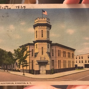 Wunderschöne Antike Leinen Postkarte des Städtischen Hörsaals in Kingston, New York