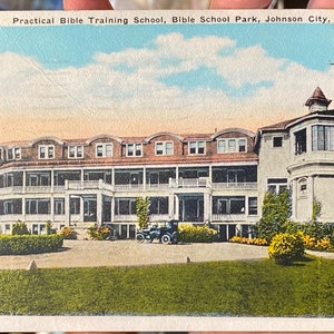 Cartão postal antigo muito legal da Escola Prática de Treinamento Bíblico, Bible School Park, Johnson City, Nova York