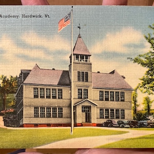 Wunderschöne antike kolorierte Postkarte der Hardwick Academy in Hardwick, Vermont
