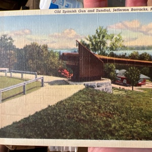 Lindo cartão postal de linho antigo, arma espanhola antiga e relógio de sol, Jefferson Barracks, Missouri
