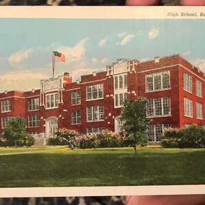 Lindo cartão postal de linho antigo da escola secundária em Bucyrus, Ohio