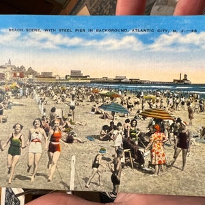 Hermosa postal antigua de la escena de la playa con muelle de acero en Atlantic City, Nueva Jersey