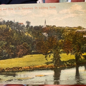 Wunderschöne antik kolorierte Postkarte von The Meadows and View of in St. Johnsbury, Vermont Looking North