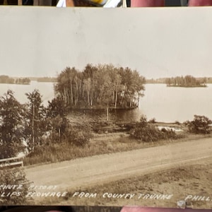 Lindo cartão postal antigo RPPC com foto real do Harschutz Resort, The Phillips Flowage do condado de Trunke, Phillips, Wisconsin