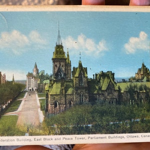 Belle carte postale colorisée antique de l’édifice de la Confédération, de l’édifice de l’Est et de la Tour de la Paix, Chambres du Parlement canadien à Ottawa, Canada