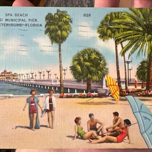 Belle carte postale en lin ancien de la plage de Spa et de la jetée municipale, du soleil et des bains de surf en Floride avec des palmiers avec des baigneurs de soleil