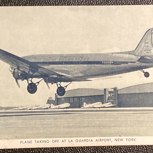 Magnifique RPPC Real Photo Des années 1940 Carte postale de l’avion déportant à La Guardia Field à New York « La grande flotte d’argent »