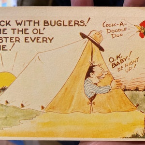 Silly WWII Military Army Linen Postcard années 1940 « T’Heck avec des clairons!  Gimme le vieux coq à chaque fois! » Gars de l’armée dans une tente avec coq