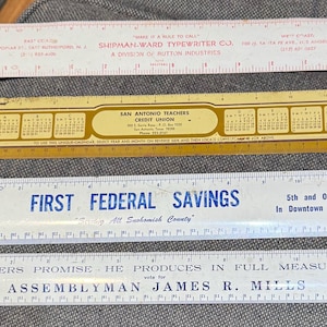Coole Sammlung von 4 1960er Jahre Metall Lineale Schreibmaschine Montageman First Bundes und San Antonio Coachs Credit Union