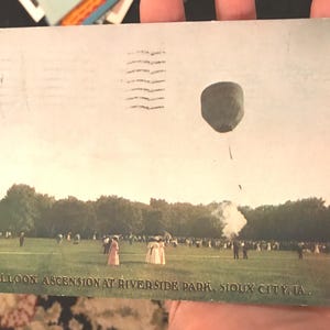Cartão postal antigo fantástico “Ascensão de balão no Riverside Park em Sioux City, Iowa” de 1910