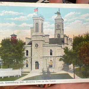 Cartão postal antigo vintage do tribunal, Greenburg, Indiana, mostrando a árvore na torre