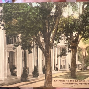 Schöne antik kolorierte Postkarte vom Eingang zum Equinox House in Manchester, Vermont