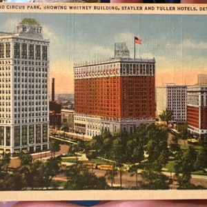 Belle carte postale en lin ancien du Grand Circus Park montrant les hôtels Whitney Building, Statler et Tuller à Detroit, Michigan
