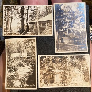 Fantástico grupo de 4 cartões postais antigos de RPPC com fotos reais dos anos 1930 do acampamento Wapiti em Patten, Maine