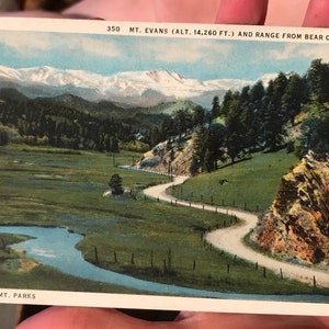Encantadora postal antigua de Mt Evans, Bear Creek Valley en Colorado