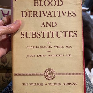Puede incluir: Un libro antiguo titulado "Blood Derivatives and Substitutes" de Charles Stanley White, M.D. y Jacob Joseph Weinstein, M.D. El libro está publicado por The Williams & Wilkins Company.