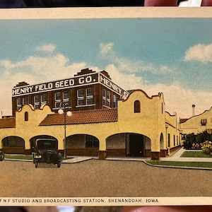 Lindo cartão postal antigo do estúdio KFNF e estação de transmissão de Field em Shenandoah, Iowa