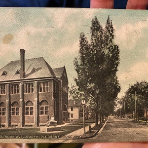 Belle carte postale en lin antique de l’hôtel de ville et de Bridge Ave, Nord, Pleasant Ridge, Ohio