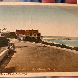 Lindo cartão postal colorido antigo de Well Rock em Minot, Massachusetts