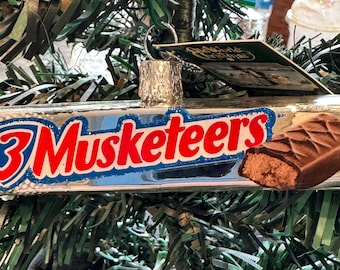 Precioso adorno de cristal para barra de chocolate de los Tres Mosqueteros de Old World Christmas, completamente nuevo.