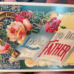 Lindo antigo cartão postal vitoriano de aniversário do dia dos pais com pêssego e rosas vermelhas com ferradura