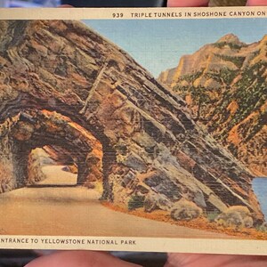 Belle carte postale antique de linge de triple tunnels dans le canyon de Shoshone sur la montagne de serpent à sonnettes de Yellowstone de route de Cody Road, Wyoming