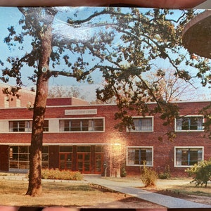 Fabelhafte Vintage RPPC Postkarte von Ganus Student Center am Hardy College, Searcy, Arkansas