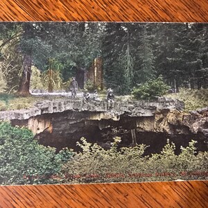Carte postale ancienne Badass de grotte de lave Trout Lake White Salmon Valley Guler Ice Caves Mt Adams WA