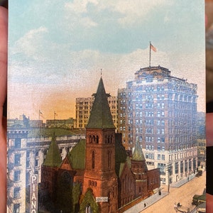 Fabuleuse carte postale colorisée antique de la Troisième Avenue et de l’University Street Old Plymouth Church and Cobb Building à Seattle, Washington