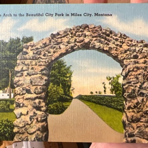 Belle carte postale en lin antique de l’arche d’entrée du magnifique parc de la ville à Miles City, Montana