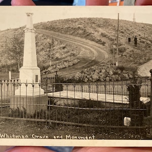 Belle antique Noir &Blanc RPPC de Whitman Grave et Monument à Walla Walla, Washington