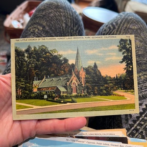 Belle carte postale en lin ancien de la petite église des fleurs à Glendale, Californie Forest Lawn Memorial Park