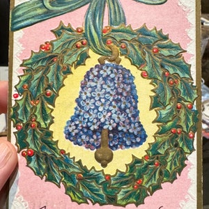 Bellissima cartolina antica di buon Natale del 1910 West Somerville, Massachusetts con campana viola e ghirlanda di agrifoglio