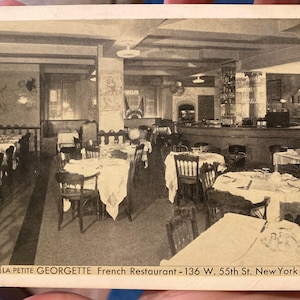 Lindo cartão postal antigo em preto e branco do restaurante francês La Petite Georgette no dia 55 na cidade de Nova York