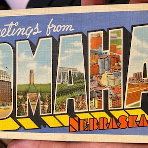 Lindo cartão postal de linho antigo de “Saudações de Omaha, Nebraska” 1943 Fort Crook