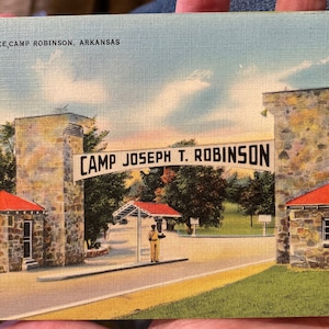 Belle carte postale antique en lin de l’entrée principale au Camp Robinson, Arkansas