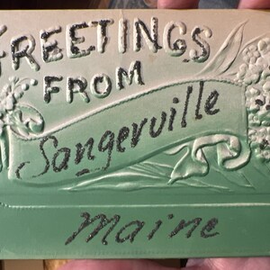 Cartão postal antigo e legal em relevo “Saudações de Sangerville, Maine”