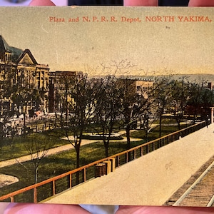 Bellissima cartolina fotografica RPPC colorizzata antica di Plaza e deposito NPRR nel nord di Yakima nello stato di Washington