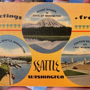 Cartão postal de linho antigo foda com “Saudações de Seattle, Washington” eclusas de canal, Monte Rainier e ponte flutuante