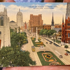 Wunderschöne Antike Leinen Postkarte vom Hof der Ehre Blick nach Osten in Milwaukee, Sahara