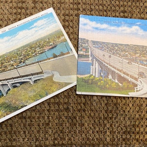 Paire de 2 fabuleuses cartes postales en lin antique du George Washington Memorial Aurora 99 Bridge à Seattle, Washington