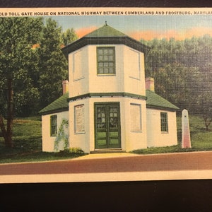 Lindo cartão postal de linho antigo colorido da antiga Toll Gate House na rodovia nacional entre Cumberland e Frostburg, Maryland