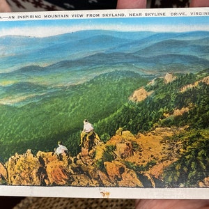 Lindo cartão postal vintage de uma inspiradora vista para a montanha de Skyland, perto de Skyline Drive, na Virgínia