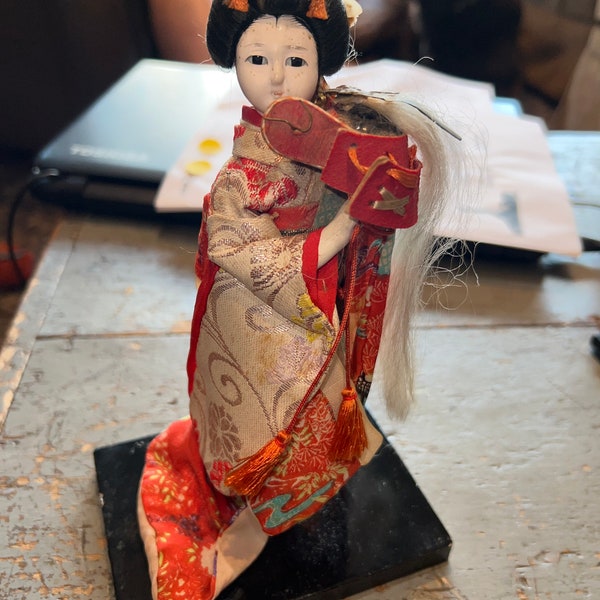 Darling vintage Chinoise 8 " Geisha Doll avec casque de samouraï