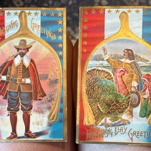 Lindo par de 2 cartões postais antigos de felicitações de Ação de Graças de 1909 com ossos da sorte, peregrinos e peru