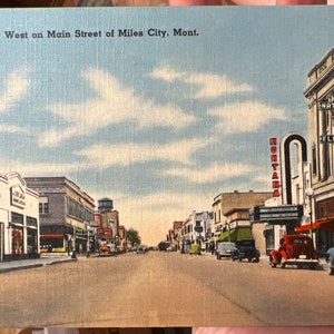 Belle carte postale en lin antique de Looking West sur la rue principale de Miles City, Montana