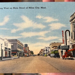 Belle carte postale en lin antique de Looking West sur main Street de Miles City, Montana