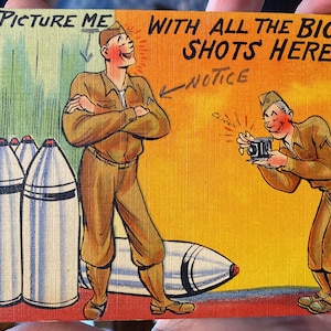 Cartão postal bobo de linho do exército militar da Segunda Guerra Mundial “Imagine-me com todos os figurões aqui” Caras do exército tirando fotos na frente de bombas, 1942